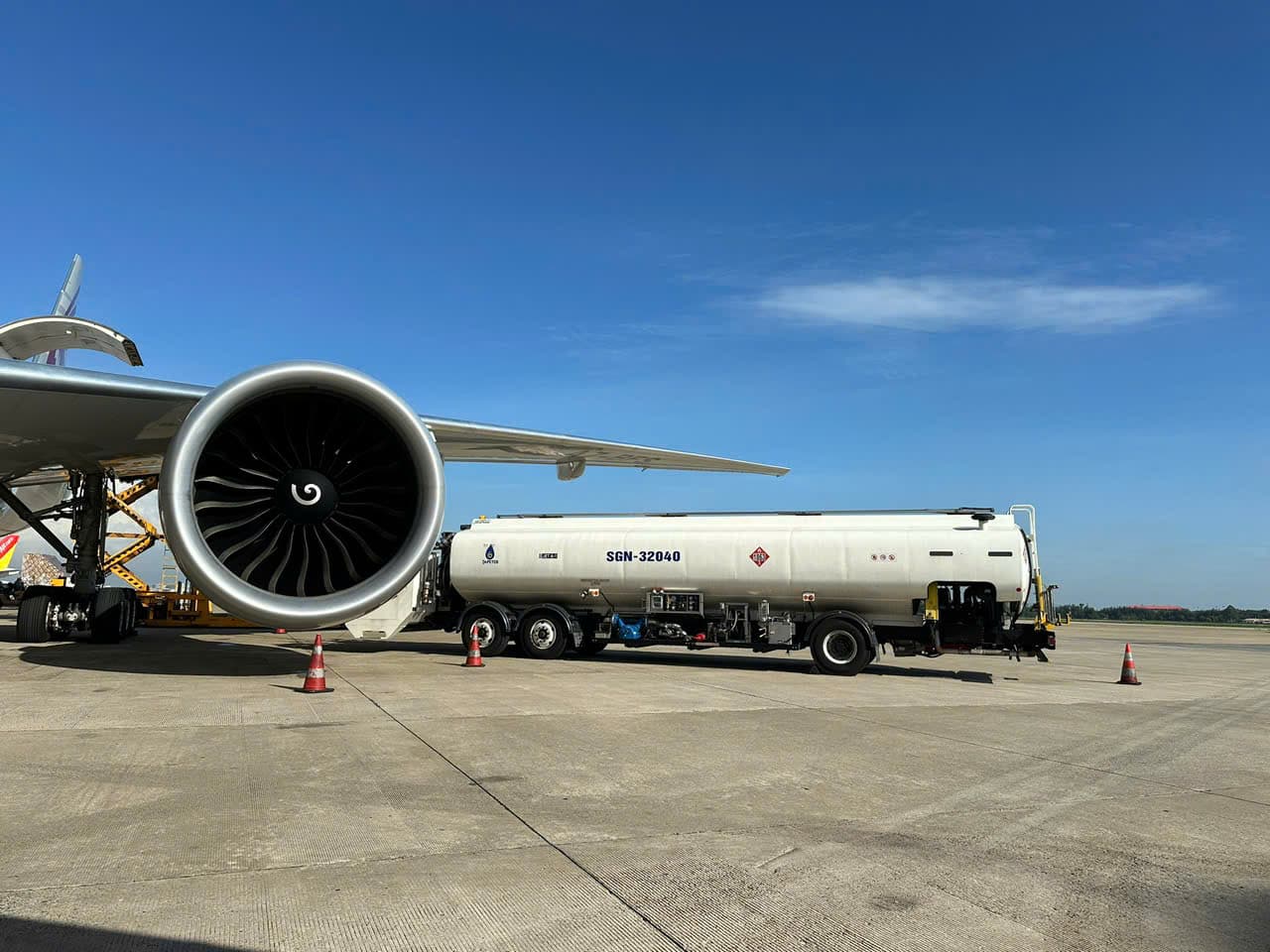 TAPETCO refueler SGN-32040 beside a wide-body engine